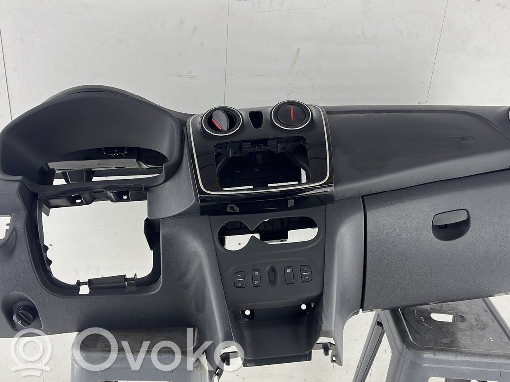 Dacia Sandero Deska rozdzielcza 