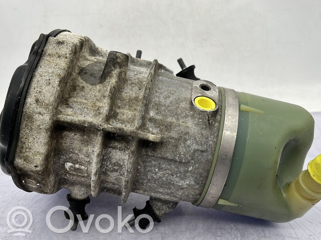 Ohjaustehostimen pumppu   1821577