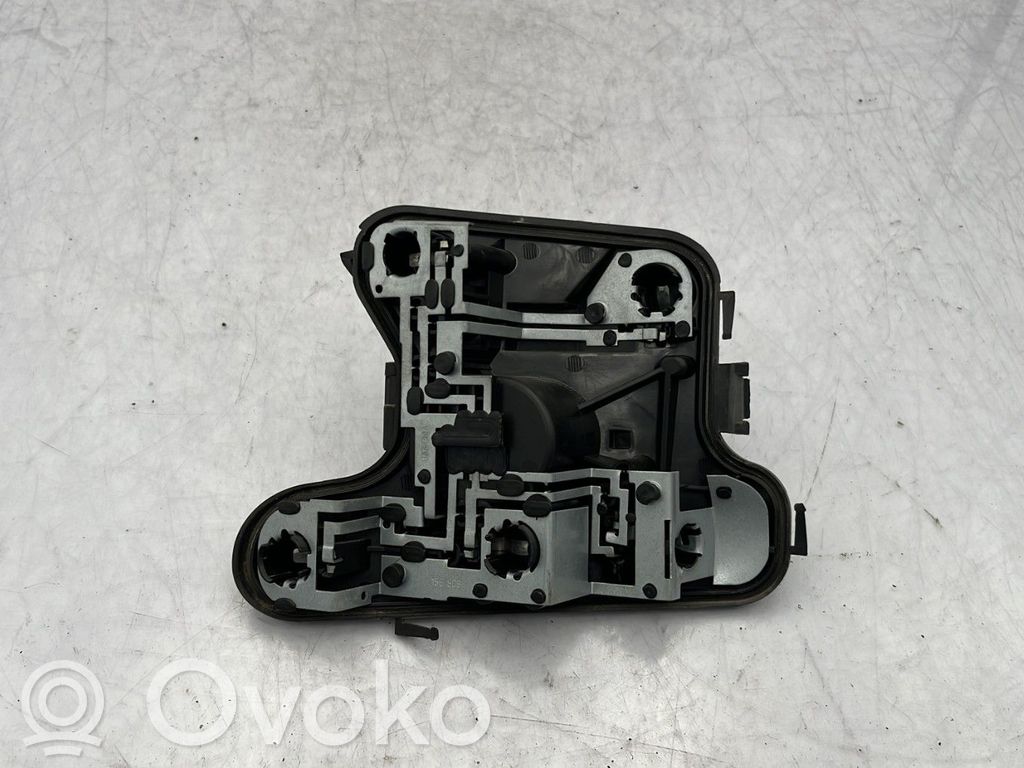 Audi A4 S4 B6 8E 8H Takavalon polttimon suojan pidike 