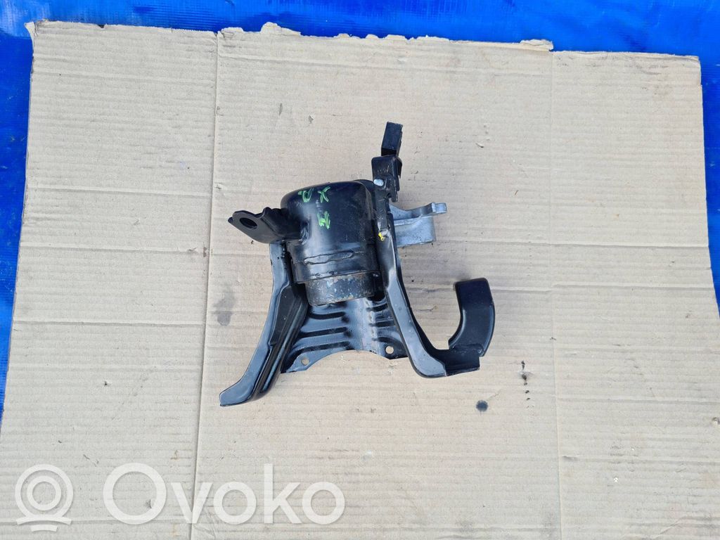 Engine mount vacuum valve