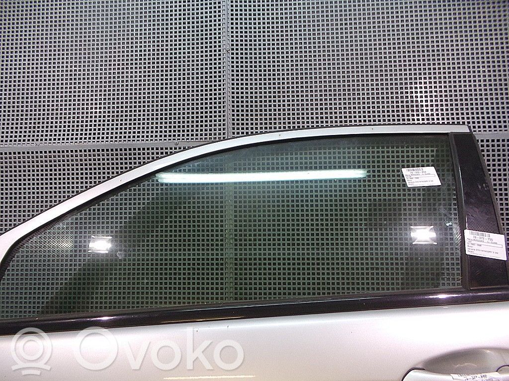 Mercedes-Benz C W203 Szyba drzwi przednich 
