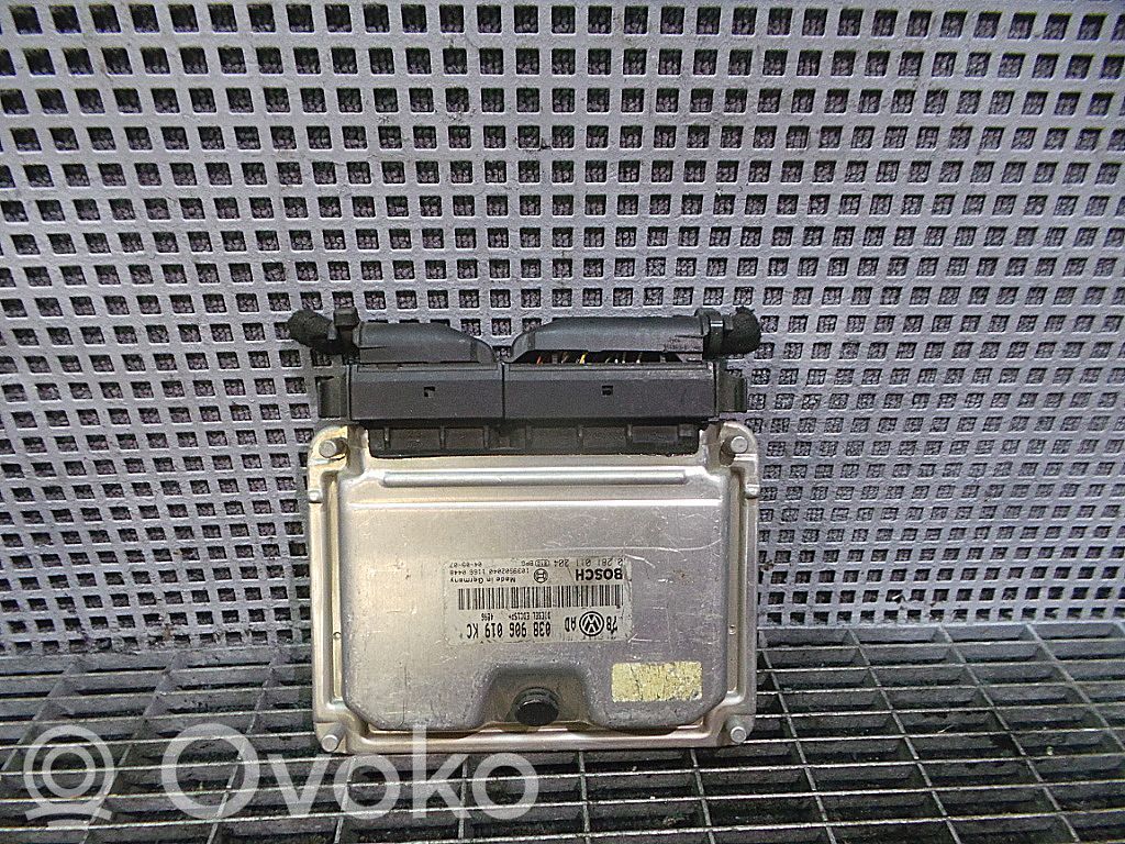 Volkswagen PASSAT B5.5 Unitate/modul de control motor 