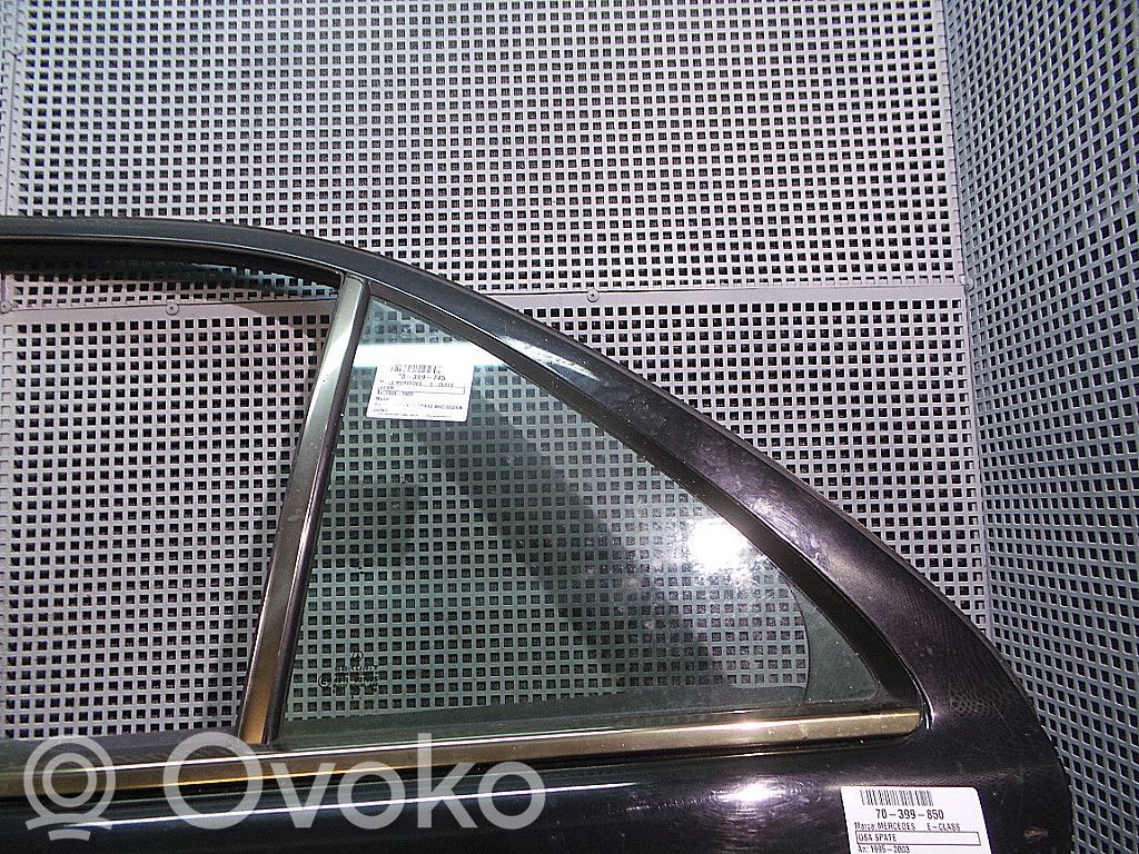 Mercedes-Benz E W210 Szyba drzwi tylnych 