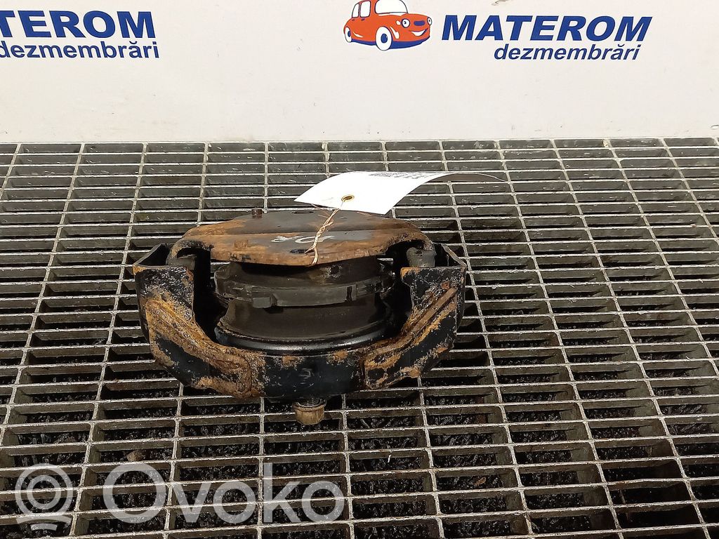 Mitsubishi Pajero Engine mount bracket 