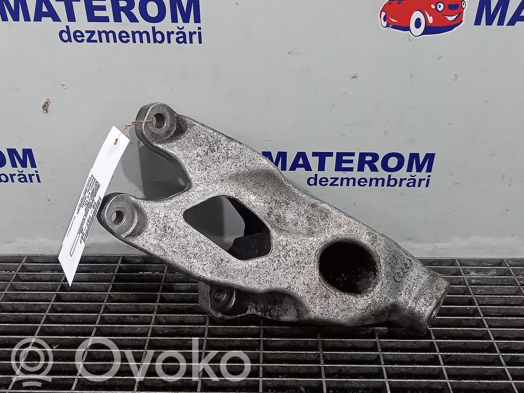 Audi A5 8T 8F Moottorin kiinnikekorvake 