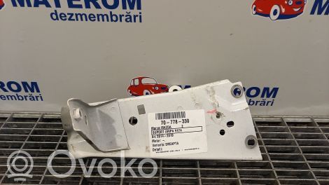 Mazda 2 Lokasuojan kannake