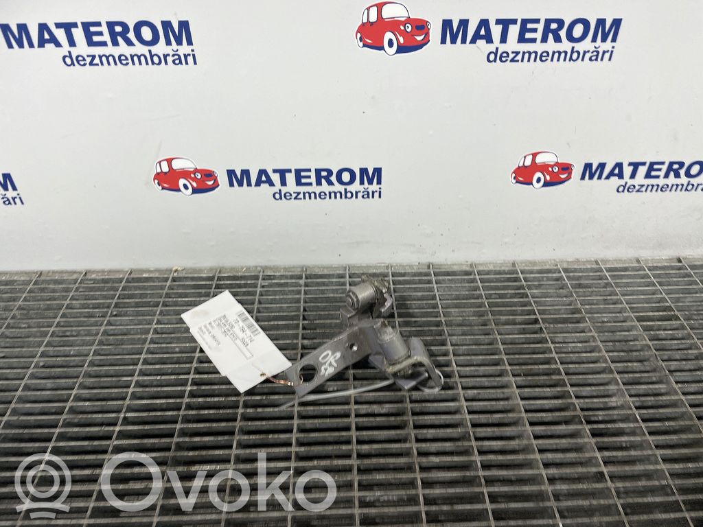 Ford Focus Tailgate/trunk/boot hinge 