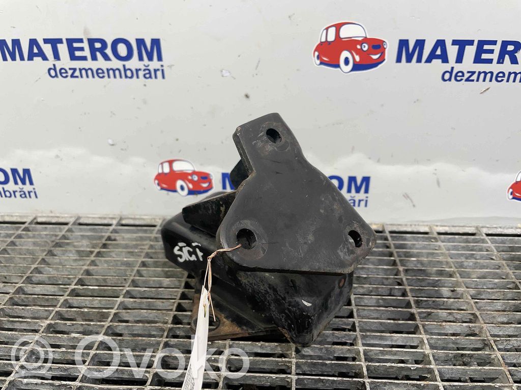 Engine mount bracket   MR992670