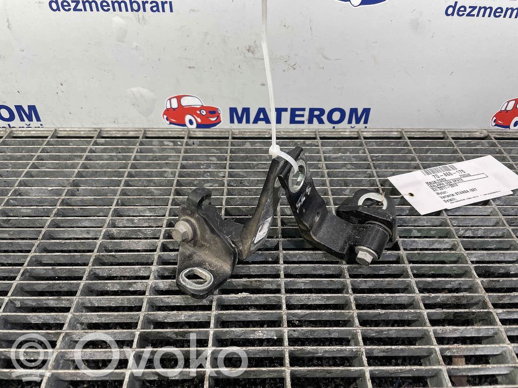 Ford Focus Tailgate/trunk/boot hinge 