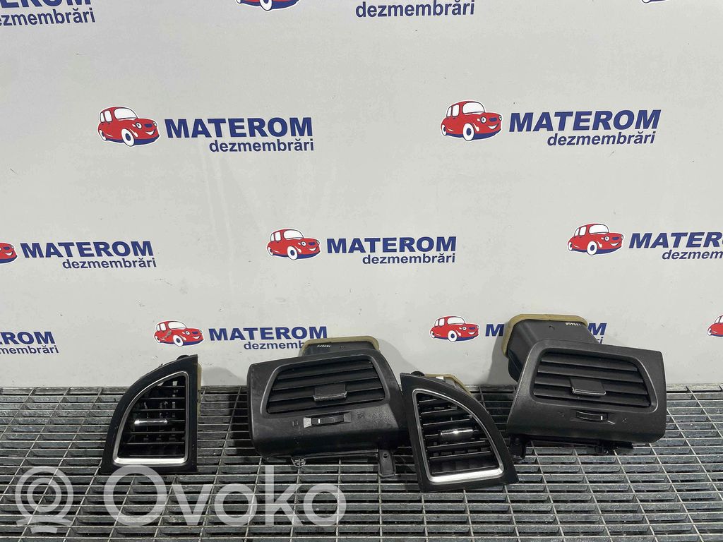 Honda CR-V Rejilla de ventilación central del panel 