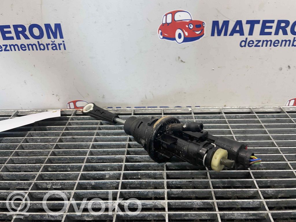 Audi A4 S4 B9 Główny cylinder sprzęgła 