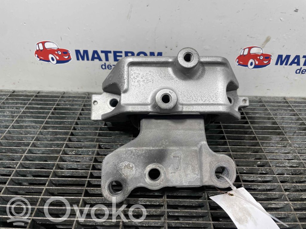 Mitsubishi Outlander Engine mount bracket 