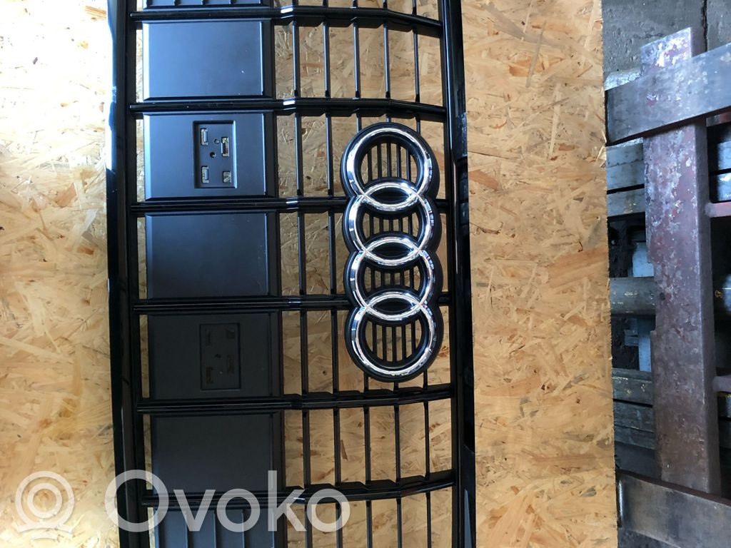Audi Q3 F3 Etupuskurin ylempi jäähdytinsäleikkö 