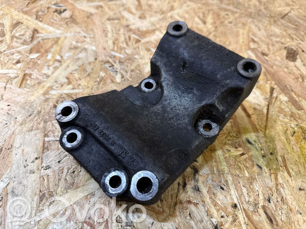 Ford Focus Engine mounting bracket 