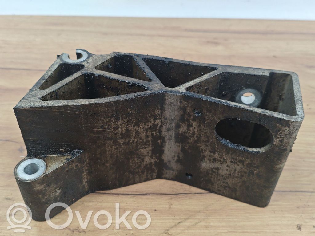 Volvo XC70 Engine mounting bracket 