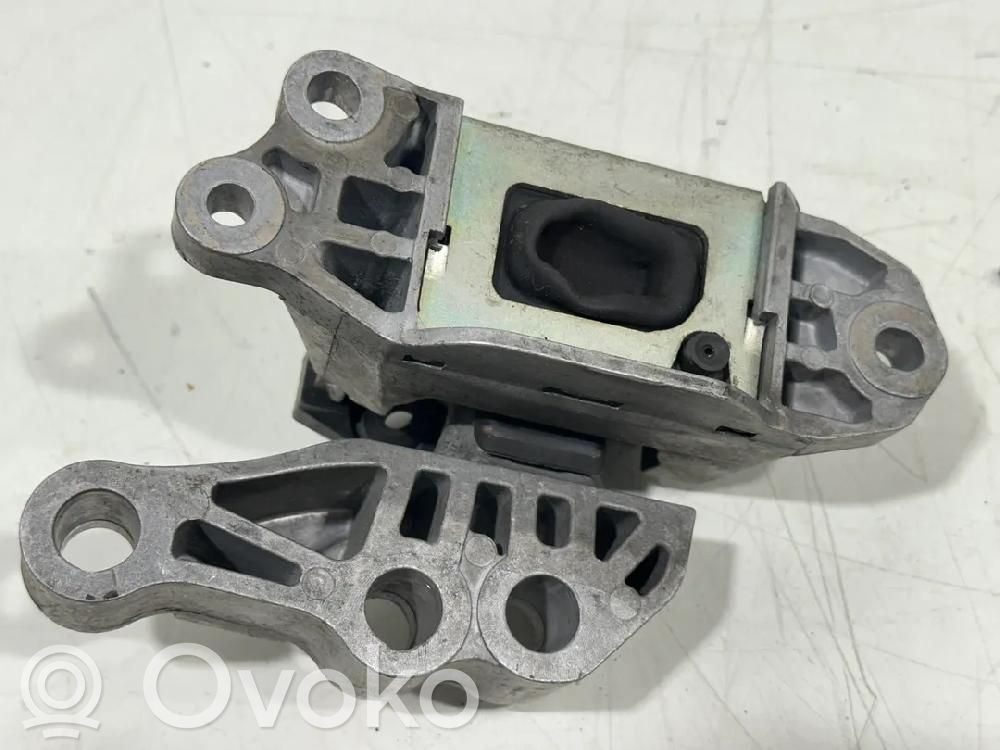 Engine mount bracket   00520407270