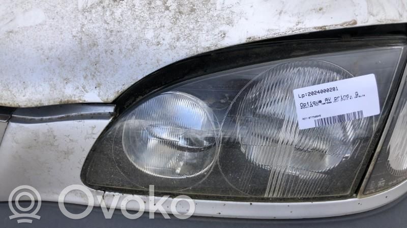 Toyota Avensis T220 Lampa przednia 