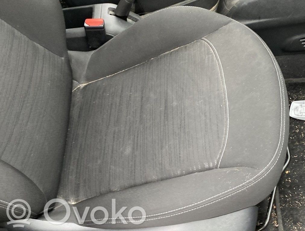 Peugeot 208 I Etumatkustajan istuin
