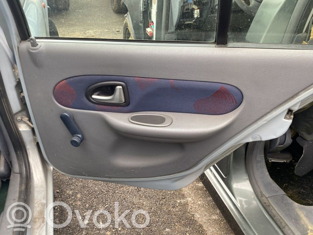 Renault Clio II Takaoven verhoilu 