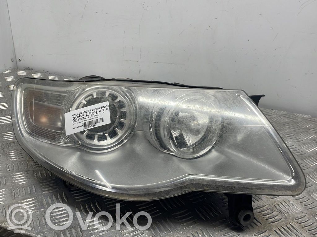 Volkswagen Touareg I Lampa przednia 