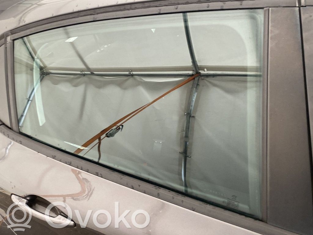 Peugeot 208 I Vetro del finestrino della portiera posteriore 