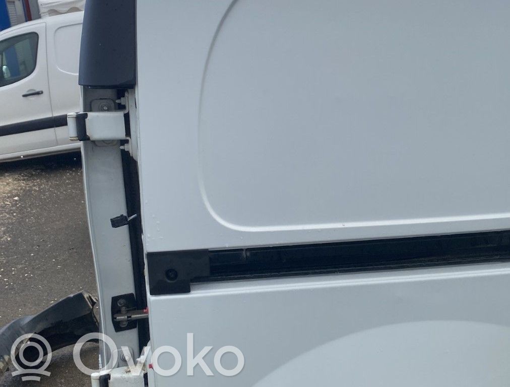 Renault Kangoo II Takakulmapaneeli 