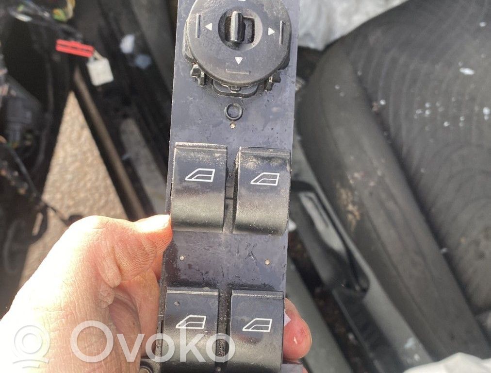 Electric window control switch   1483983