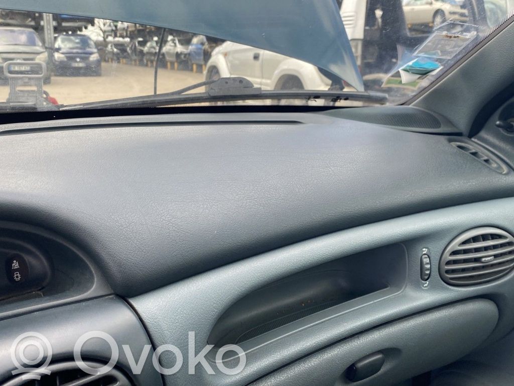 Renault Megane I Kojelauta 