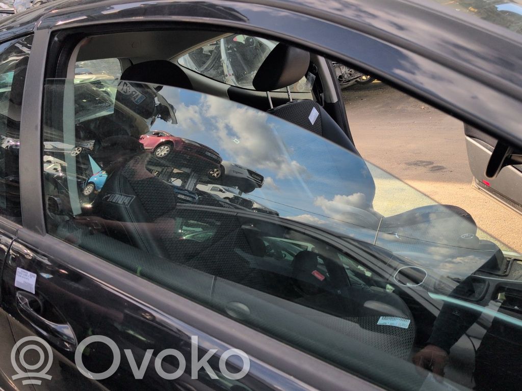 Mercedes-Benz A W169 Szyba drzwi przednich 