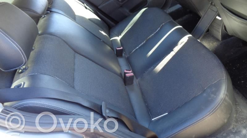 Opel Astra H Cinturón trasero 
