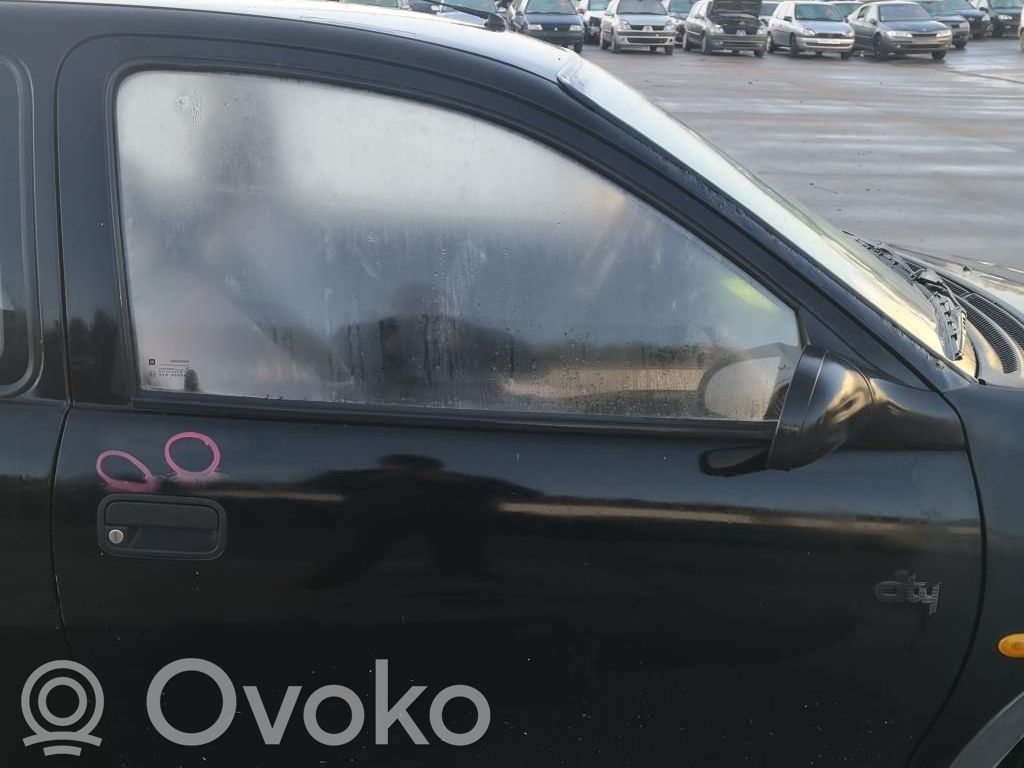 Opel Corsa B Priekšpusē slēdzene 