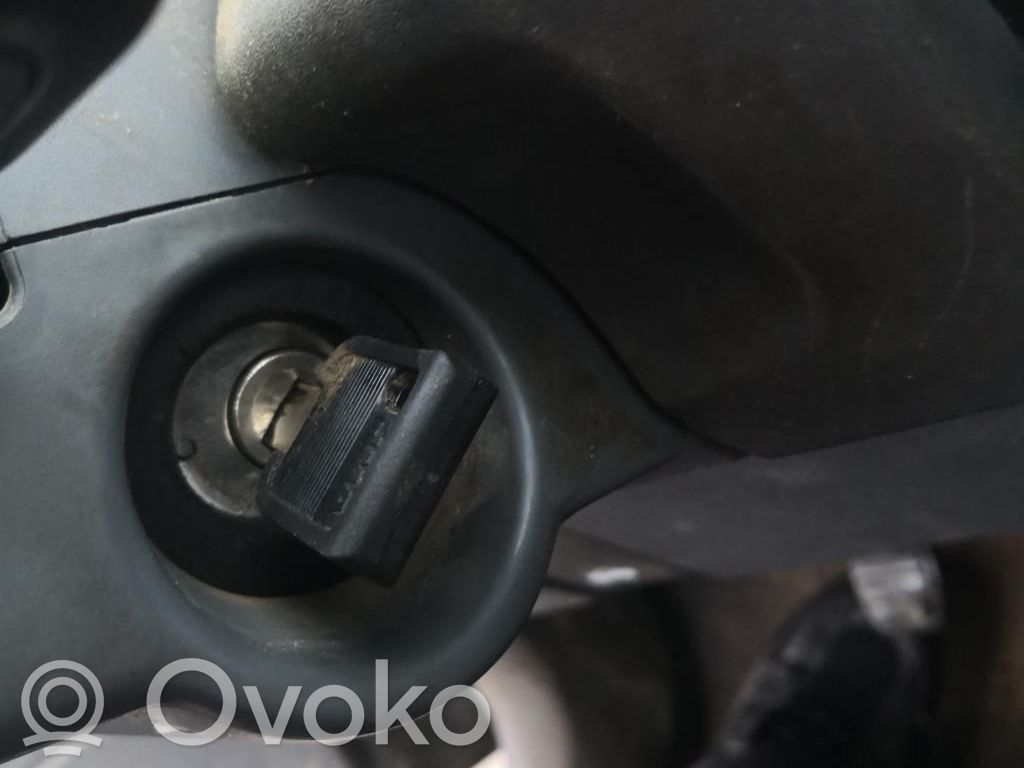 Renault Clio I Užvedimo spynelė 