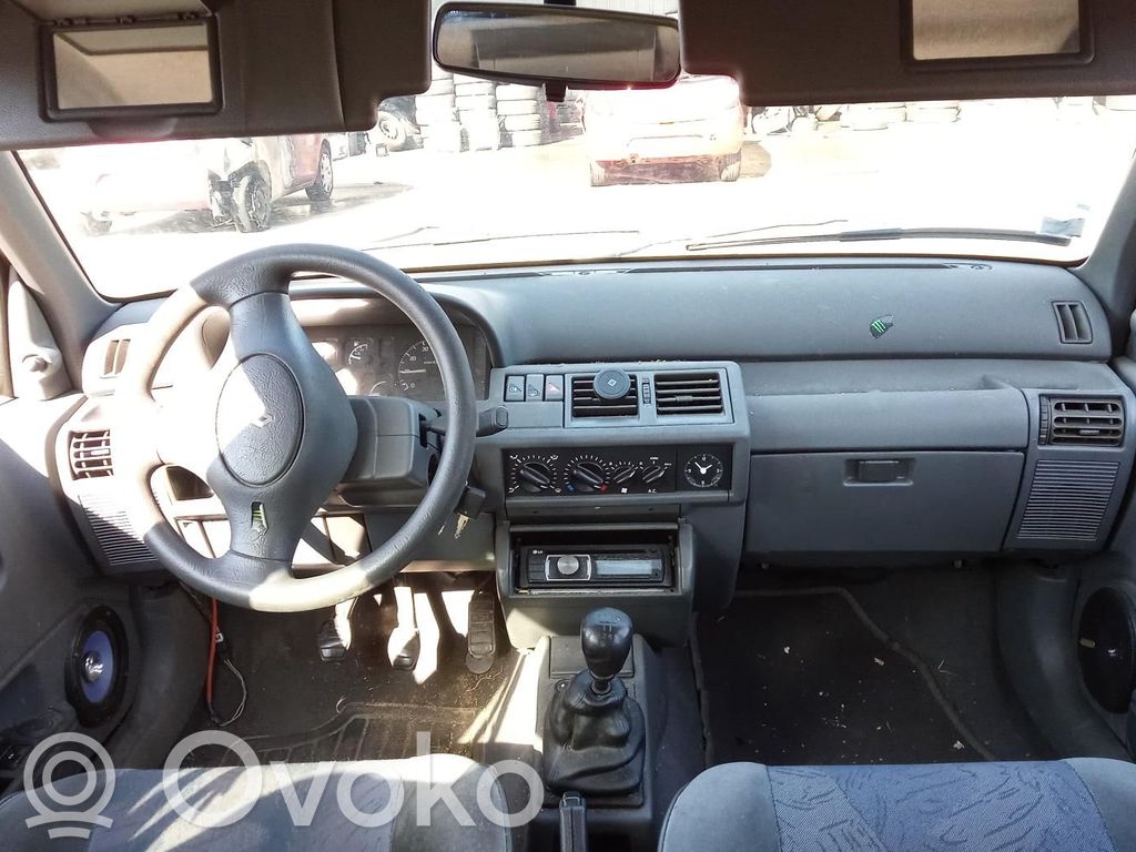 Renault Clio I Kojelauta 