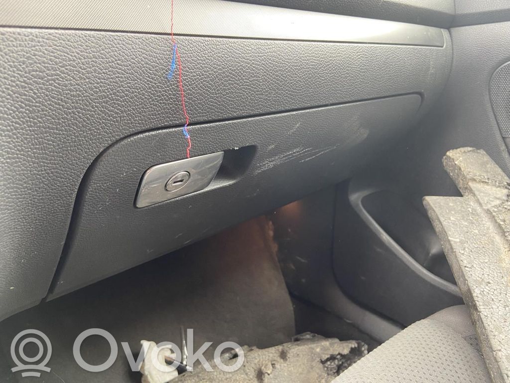 Volkswagen Golf V Juego guantera 