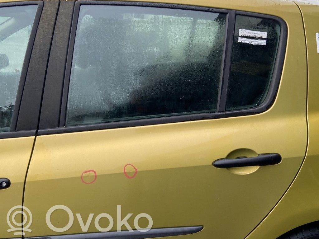 Renault Clio III Ventanilla de ventilación de la puerta trasera 