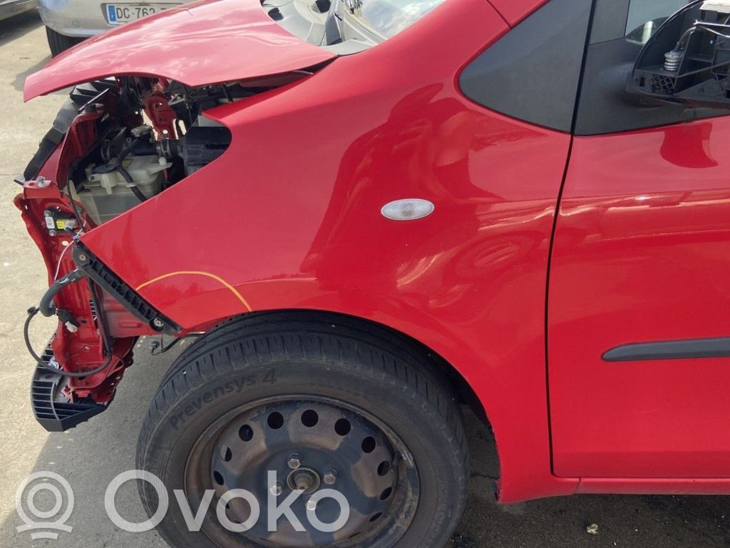 Toyota Yaris Błotnik przedni 