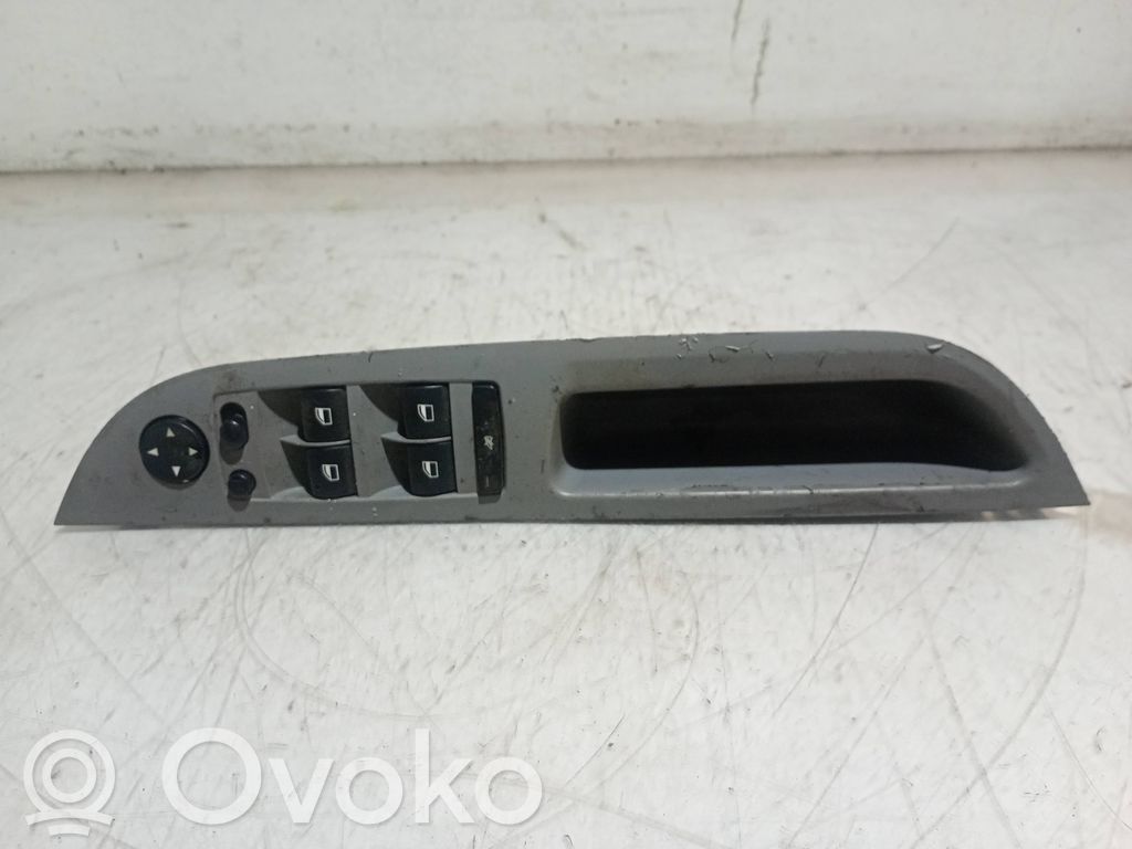Interrupteur commade lève-vitre   9122111,08W22E04,MT223200095