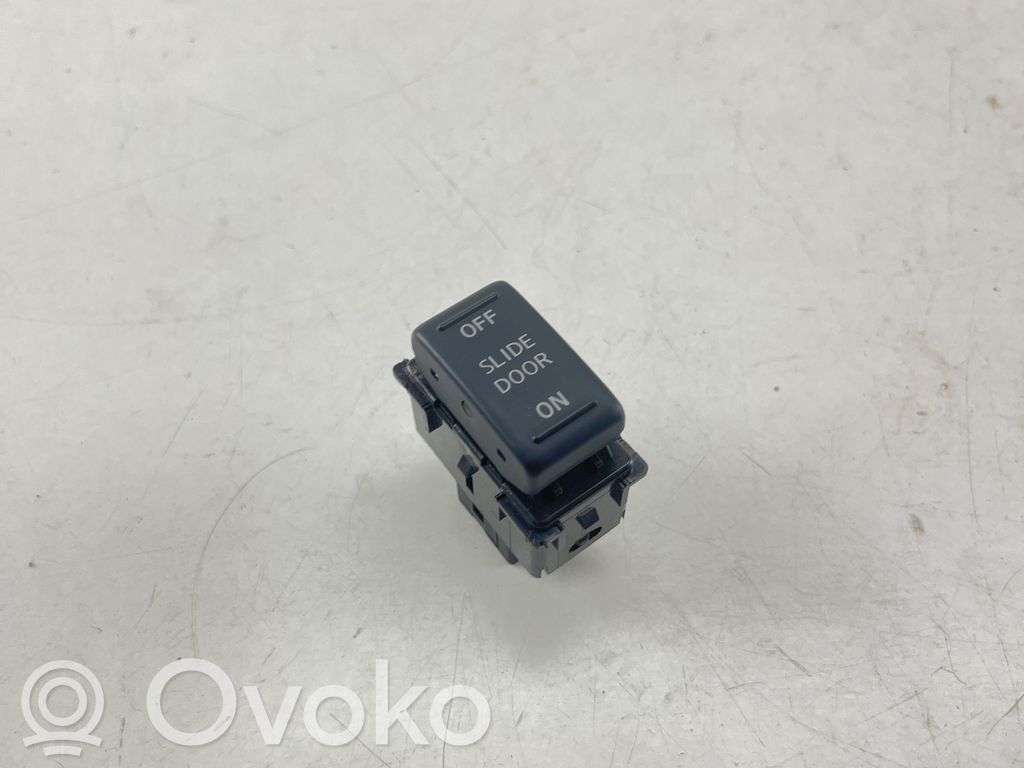 Nissan Elgrand Kita salono detalė 
