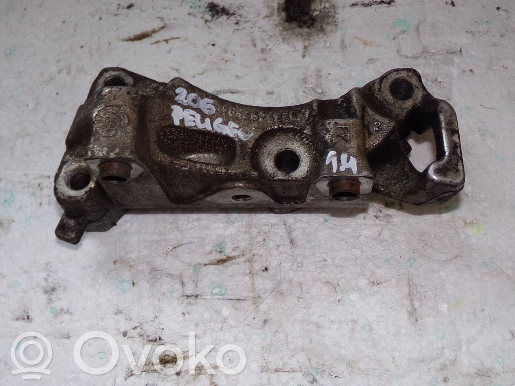 Peugeot 206 Engine mounting bracket 