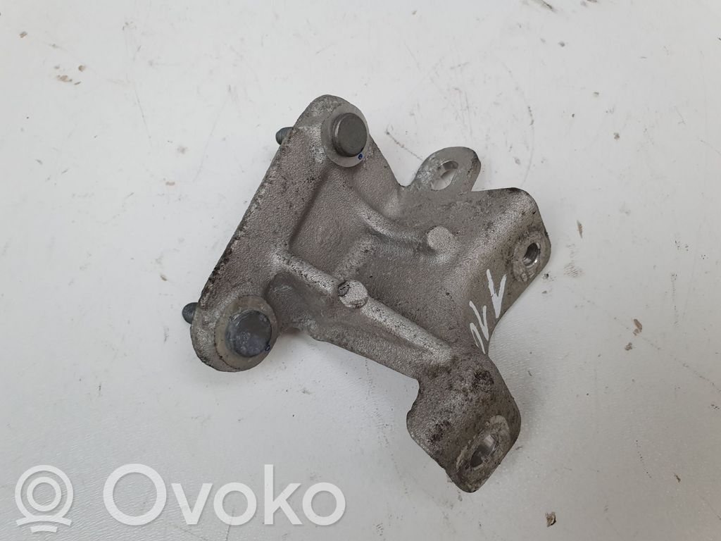 Engine mounting bracket   570157R