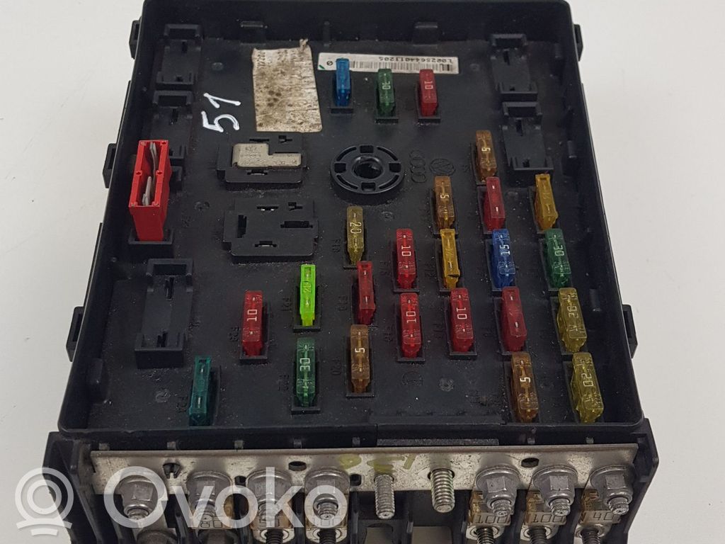 Volkswagen PASSAT B6 Ramka / Moduł bezpieczników 