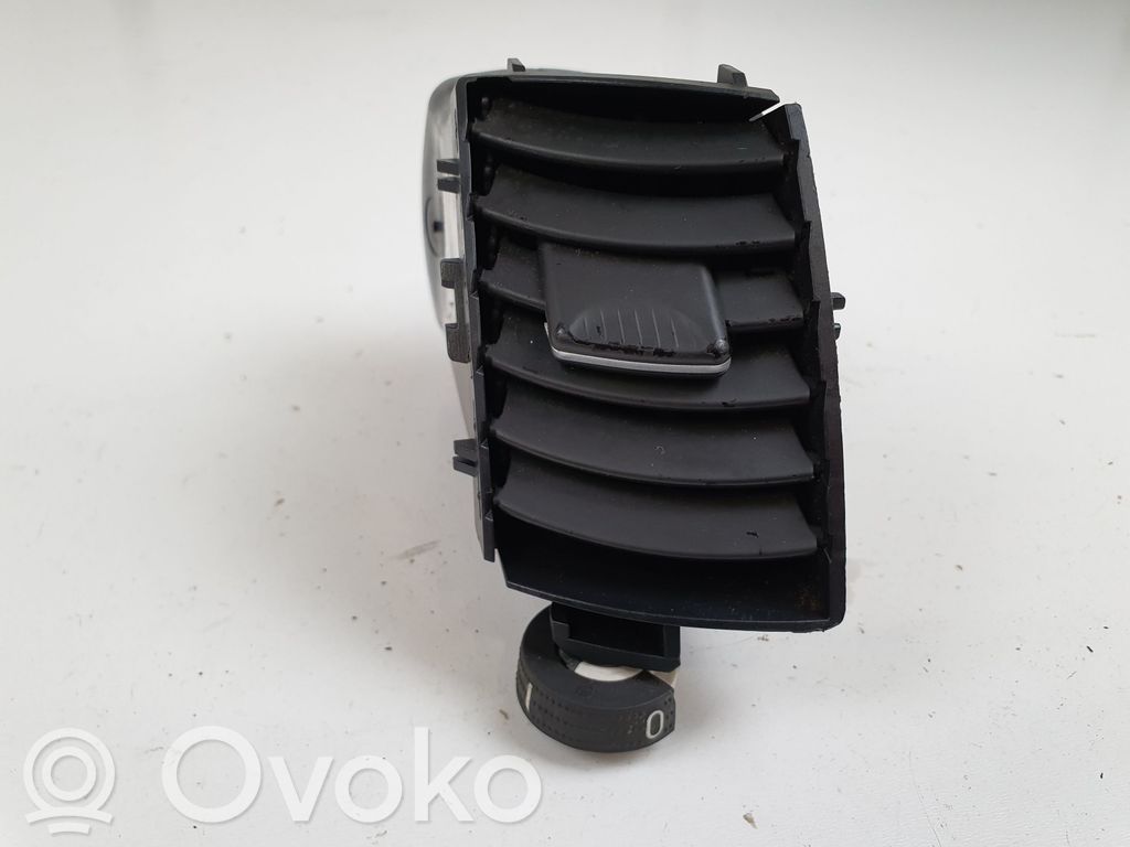 Opel Zafira B Dysze / Kratki środkowego nawiewu deski rozdzielczej 