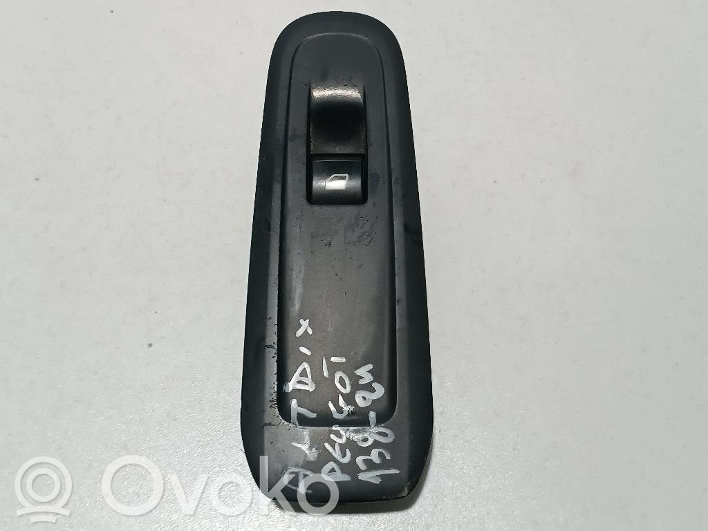 Peugeot 308 SW  Electric window control switch 