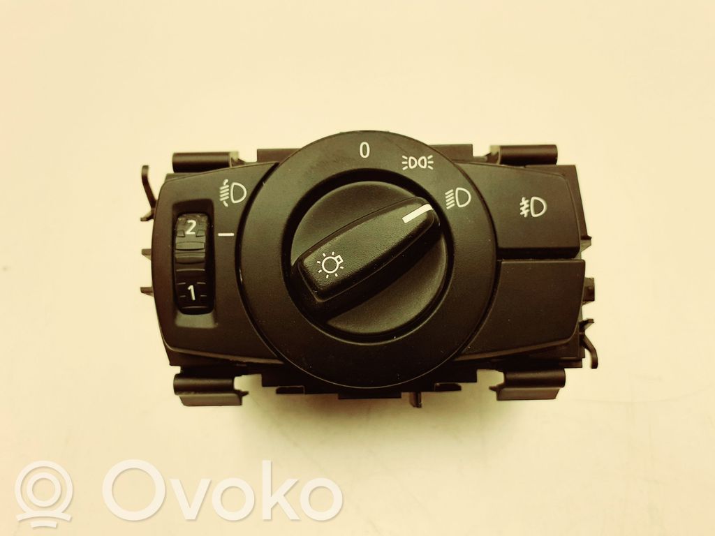 Light switch   693279403