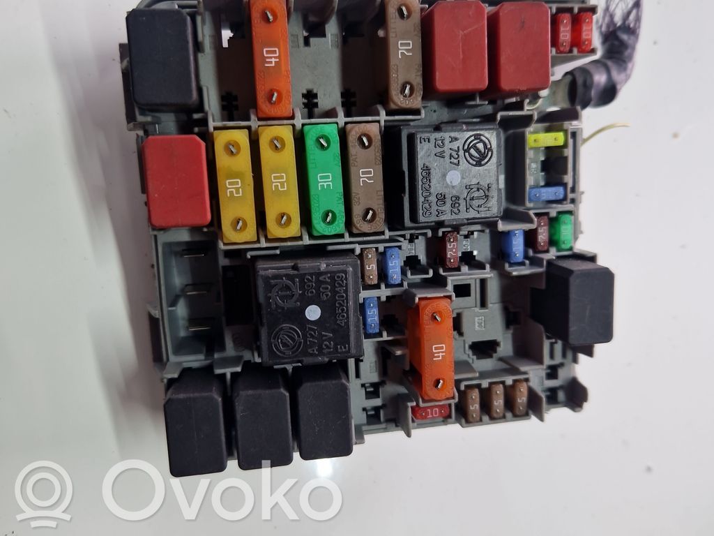 Fiat Grande Punto Ramka / Moduł bezpieczników 