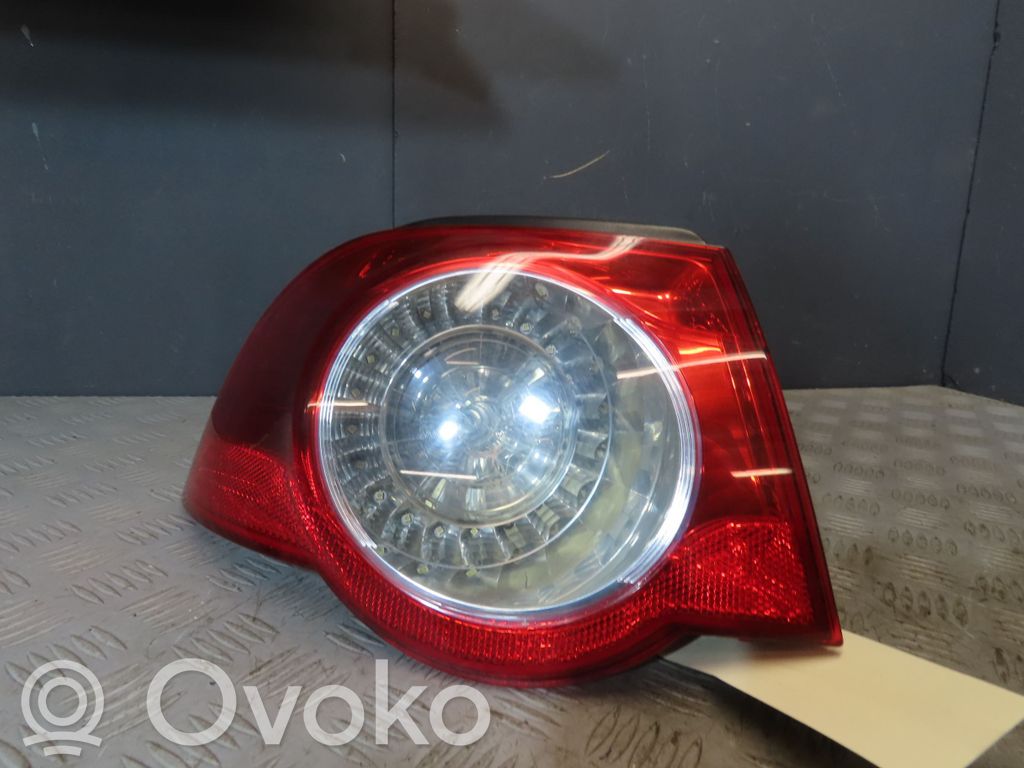 Lampă spate în caroserie   1Q0945095H