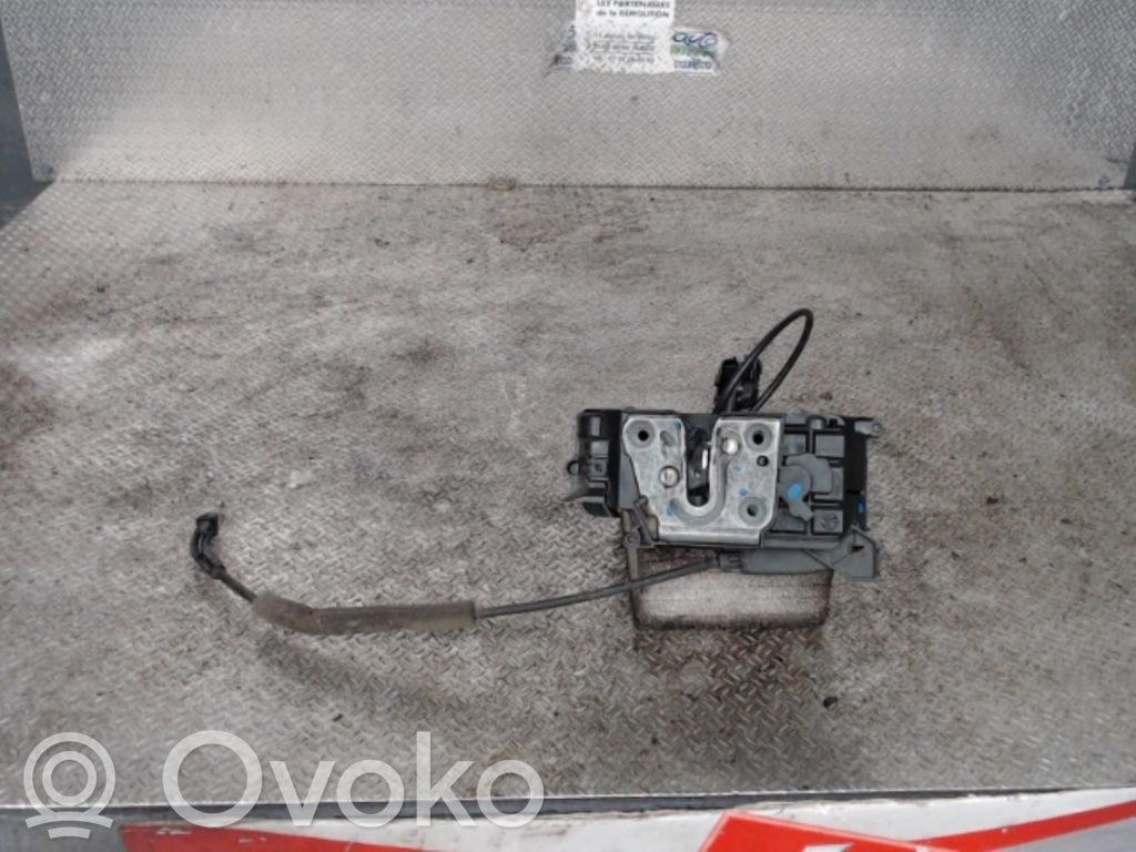 Priekšpusē slēdzene   8200219246