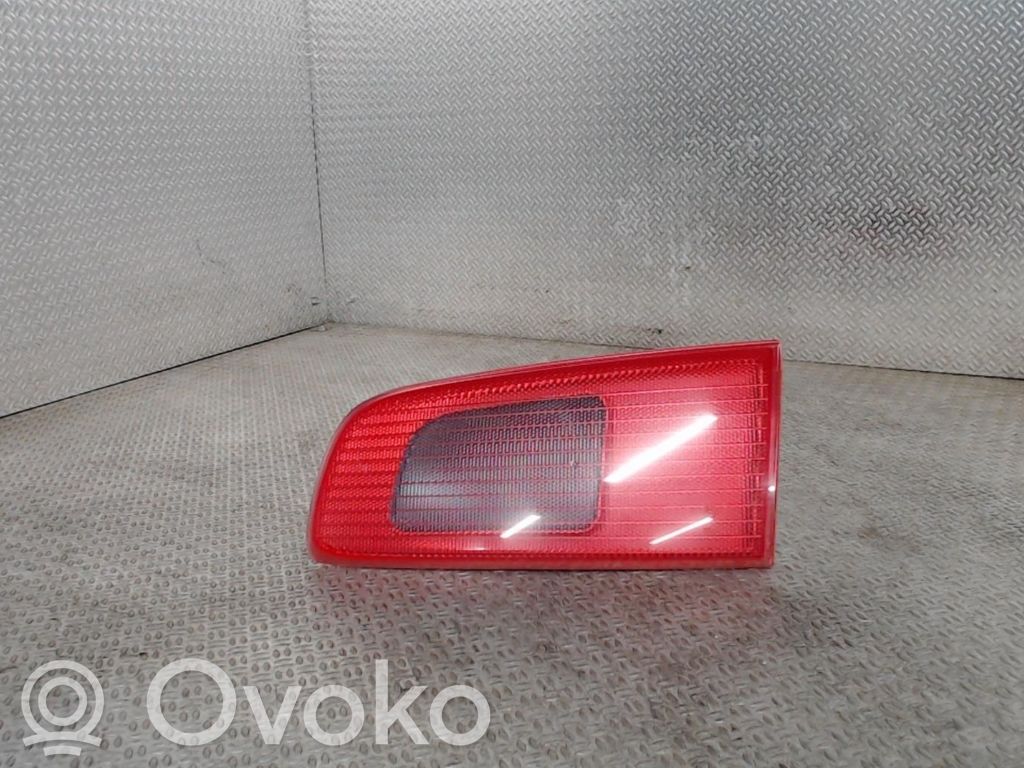 Mazda 2 Aizmugurējais lukturis pārsegā 