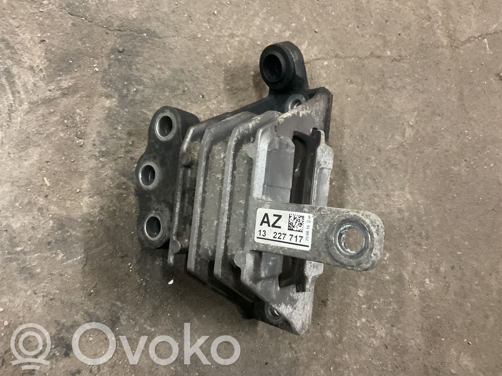 Opel Insignia A Engine mount bracket 
