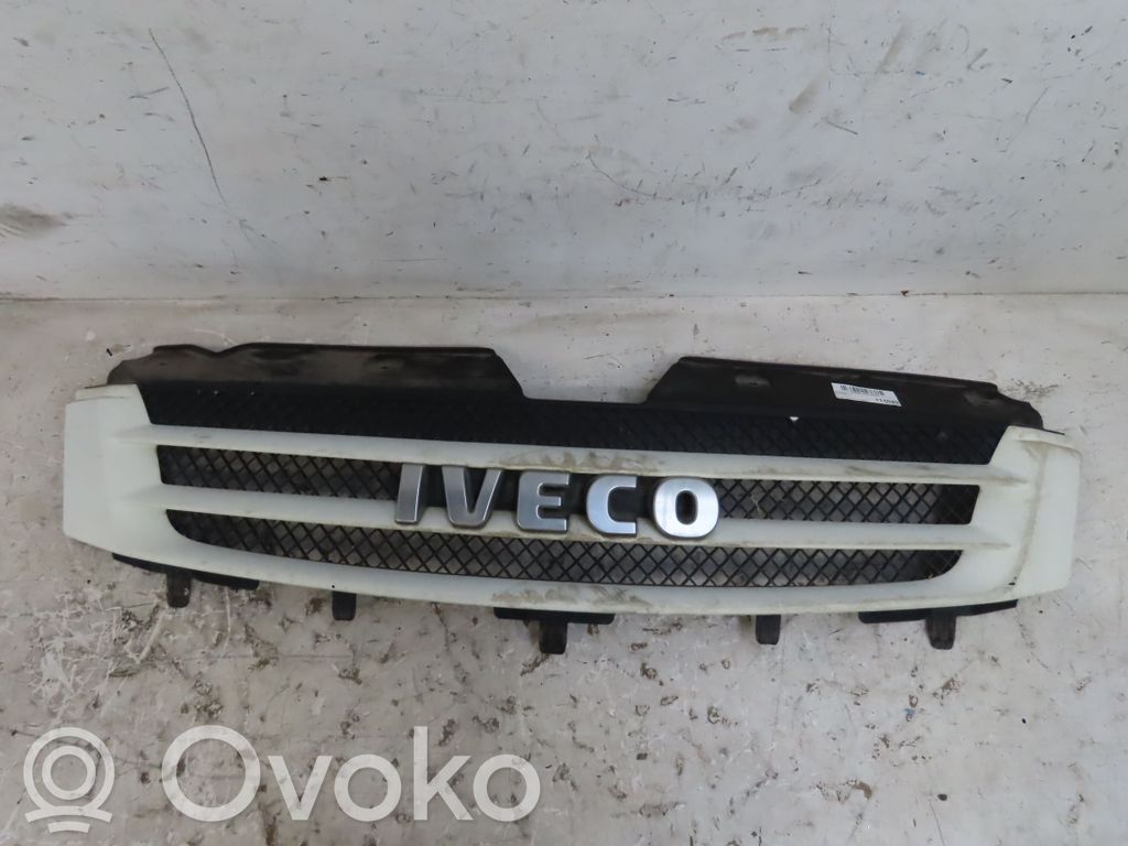 Iveco Daily 4th gen Etupuskurin ylempi jäähdytinsäleikkö 